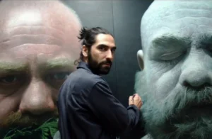 Eloy Morales pintando una de sus obras